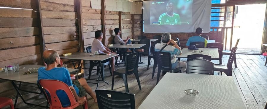 Kebersamaan dalam Nobar Piala Dunia, Babinsa dan Warga Satukan Semangat Membangun Bangsa*