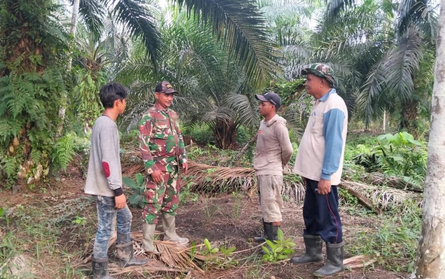 Kebersamaan di Tapal Batas, Babinsa 09/Kemuning dan Warga Kuala Lemang Kompak Cegah Karhutla