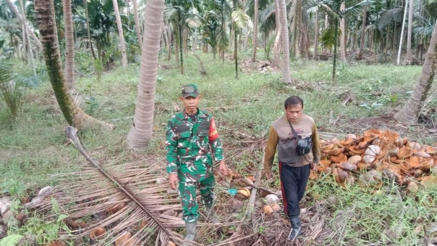 Kebersamaan di Tapal Batas, Babinsa 07/Reteh dan Masyarakat Pasanggerahan Kompak Cegah Karhutla