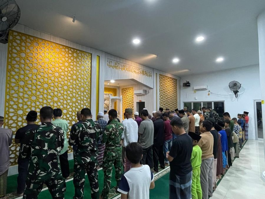 Kebersamaan Satgas TMMD dan Warga Terjalin di Masjid Ar-Rahman