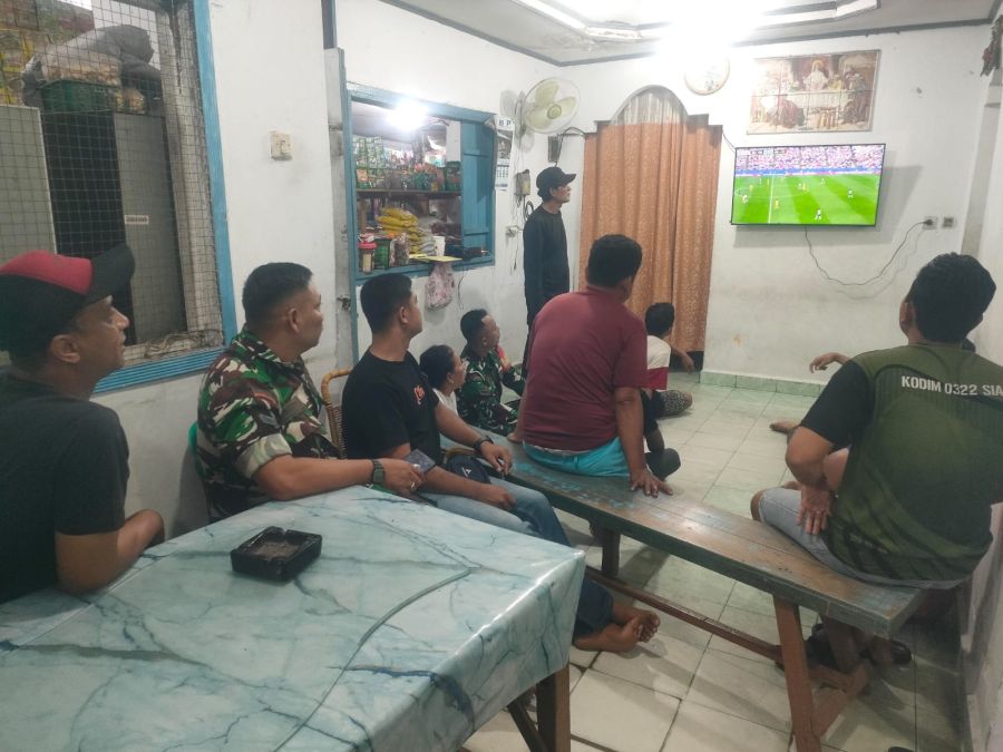 Kebersamaan Tanpa Batas, Babinsa dan Warga Nobar FIFA World Cup 2026 di Tanjung Rhu