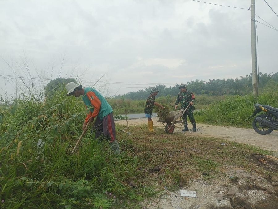 Kebersamaan Tanpa Sekat, Babinsa dan Warga Rumbai Barat Gotong Royong Jaga Lingkungan