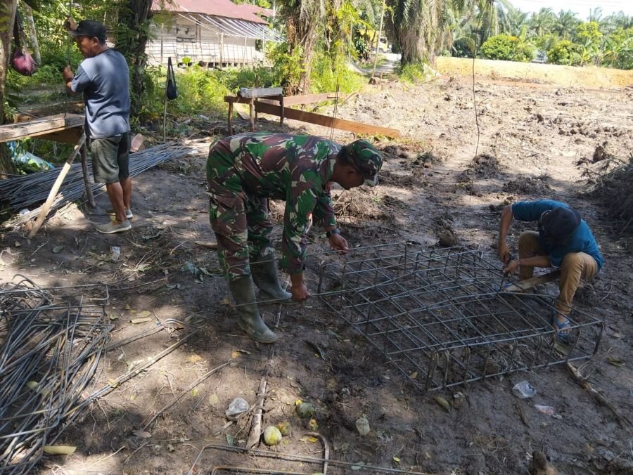Kebersamaan TNI dan Rakyat, Babinsa 09/Kemuning Rangkai Besi Pondasi Dalam Kegiatan Gotong Royong
