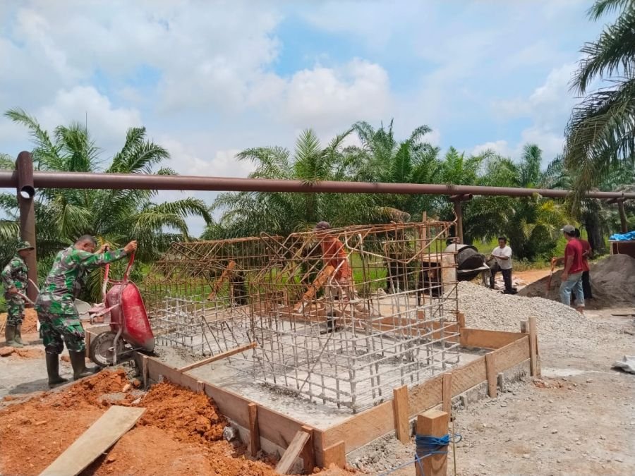 KEBUT AKSES VITAL, BABINSA KORAMIL 05/RM PERCEPAT PEMBANGUNAN JEMBATAN GANTUNG GARUDA DI BANGKO PUSA
