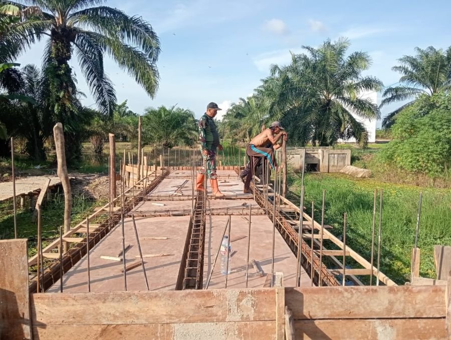 Kebut Jembatan Garuda di Pekaitan, Babinsa Serka Agus Trio Gotong Royong Bareng Warga