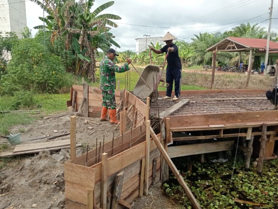Kebut Jembatan Garuda Pekaitan, Dandim 0321/Rohil Apresiasi Semangat Gotong Royong TNI-Rakyat