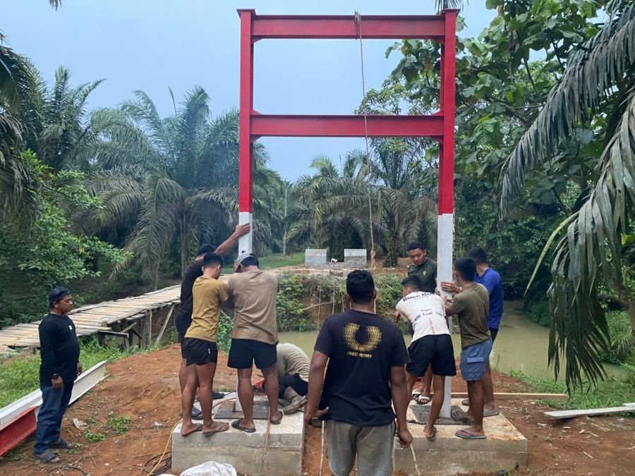 Kebut Pembangunan, Jembatan Gantung Talang Perigi Jaya Laksanakan Pemasangan Tiang Pilon Tepi