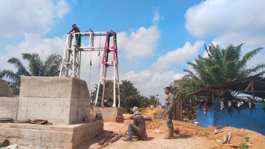 Kebut Pengelasan Pilon, Serka Irwanto Dampingi Pekerja Jembatan Gantung Garuda Bangko Pusaka
