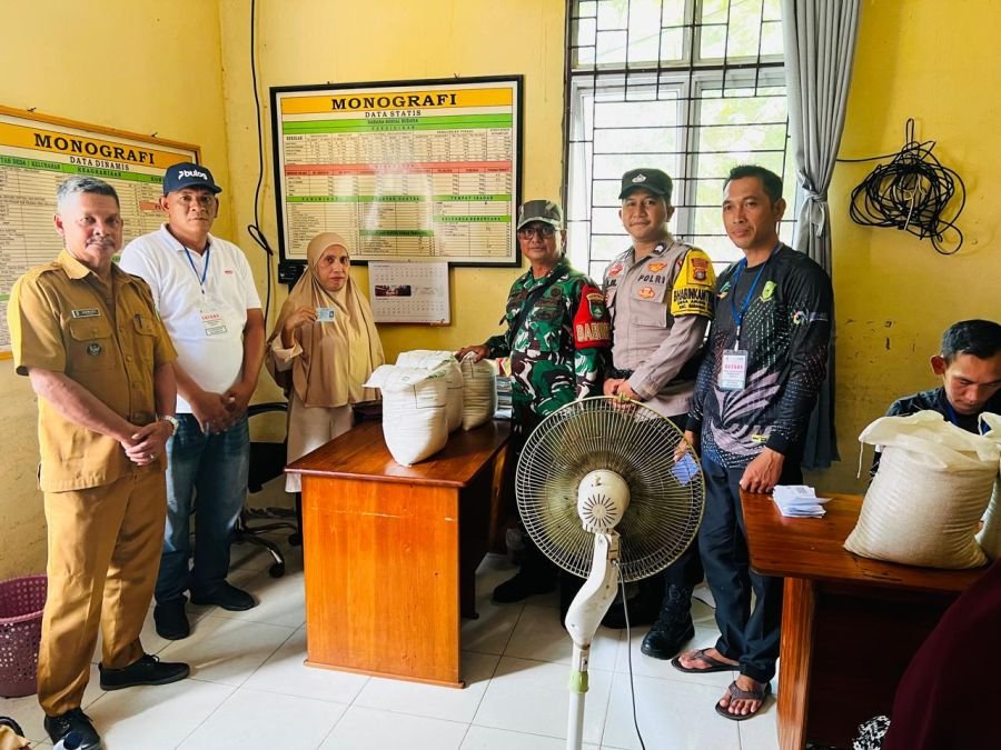 KEGIATAN BABINSA KORAMIL 06/SERASAN SERTU Y. CHANIAGO MELAKSANAKAN PENDAMPINGAN PEMBAGIAN BERAS BANT