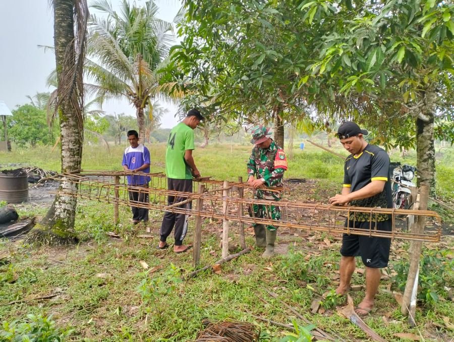 Kegiatan Babinsa Koramil 06/Serasan Sertu Y.Chaniago melaksanakan kegiatan pengawasan pembangunan Ko