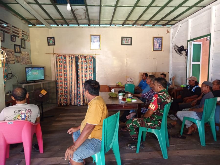 Kegiatan Babinsa Koramil 06/Serasan Kodim 0318/Natuna, Sertu Suwarno, melaksanakan Komunikasi Sosial