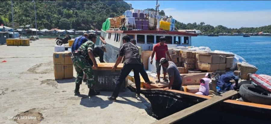 Kegiatan Babinsa Koramil 06/Serasan Serka Hendry Purwanto melaksanakan kegiatan Komsos membantu warg