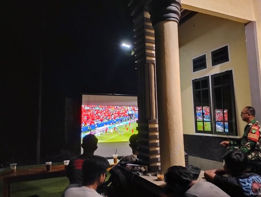 Kegiatan Babinsa Koramil 06/Serasan, Sertu Y. Chaniago, bersama warga melaksanakan kegiatan nonton b