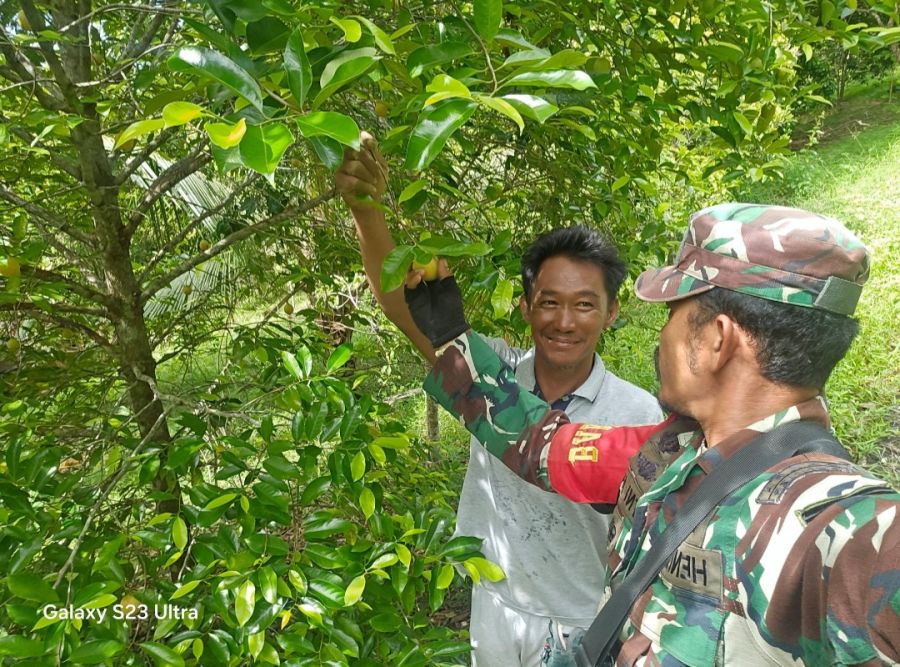 Kegiatan Babinsa Koramil 06/Serasan, Serka Hendry Purwanto, melaksanakan kegiatan Komunikasi Sosial