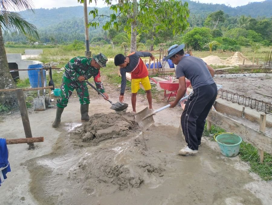 Kegiatan Babinsa Koramil 06/Serasan, Sertu Y. Chaniago, melaksanakan pengawasan pembangunan Koperasi