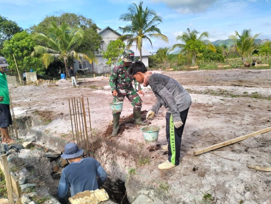 Kegiatan Babinsa Koramil 06/Serasan Sertu Y. Chaniago melaksanakan kegiatan pengawasan pembangunan K