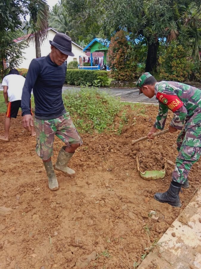 Kegiatan Babinsa Koramil 06/Serasan Pratu Jhon Asamady Sirait Melaksanakan Kegiatan Komsos Sekaligus