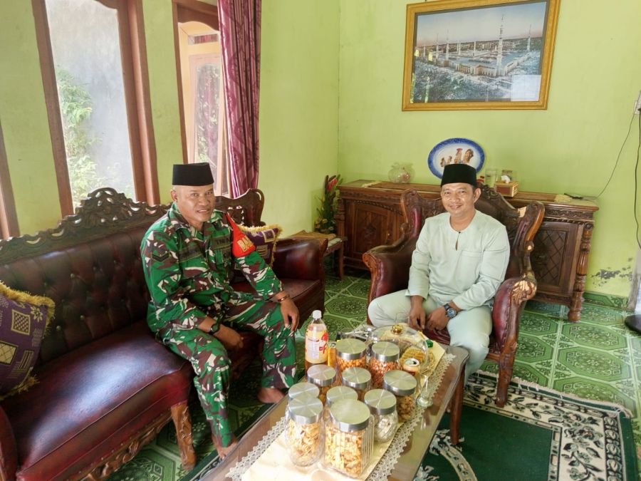 Kegiatan Babinsa Koramil 06/Serasan Sertu Suwarno melaksanakan kegiatan Komunikasi Sosial (Komsos) s