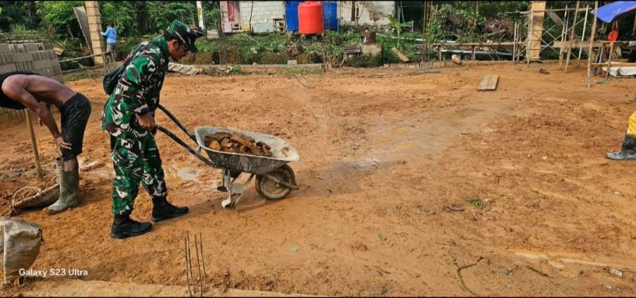 Kegiatan Babinsa Serka Hendry Purwanto Mengawasi dan Membantu Meratakan Tanah  Pembangunan Koperasi