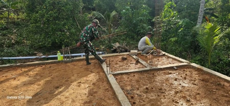 Kegiatan Babinsa Serka Hendry Purwanto Mengawasi dan Membantu Pembangunan Koperasi Desa Merah Putih