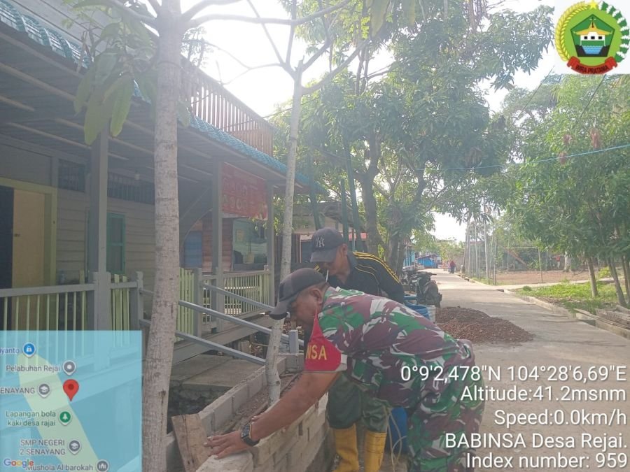 KEGIATAN BANTUAN TENAGA MEMASANG BATAKO PADA TERAS DEPAN RUMAH PANGGUNG DI TEPI LAUT