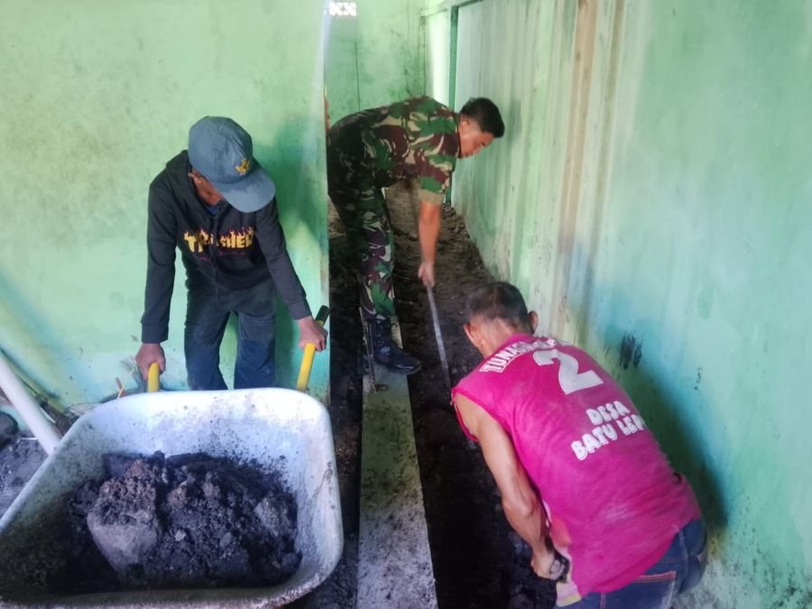 Kegiatan Binter Anggota Koramil 07/Tambelan Bantu Rehabilitasi Rumah Warga