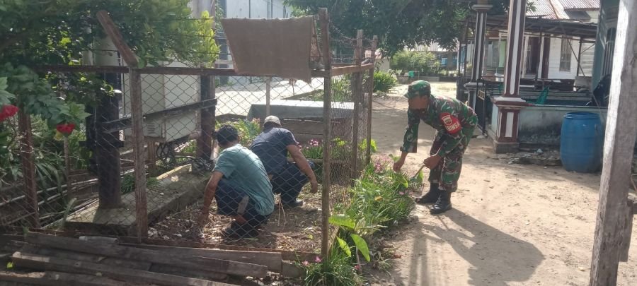 Kegiatan gotong royong bersama warga Desa Pulau Duyung