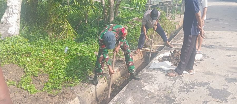 KEGIATAN GOTONG ROYONG MEMBERSIHKAN SALURAN AIR DAN PARIT BERSAMA MASYARAKAT