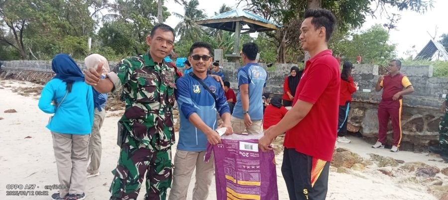 KEGIATAN GOTONG ROYONG PEMBERSIHAN BIBIR PANTAI DI WILAYAH DESA BARAN
