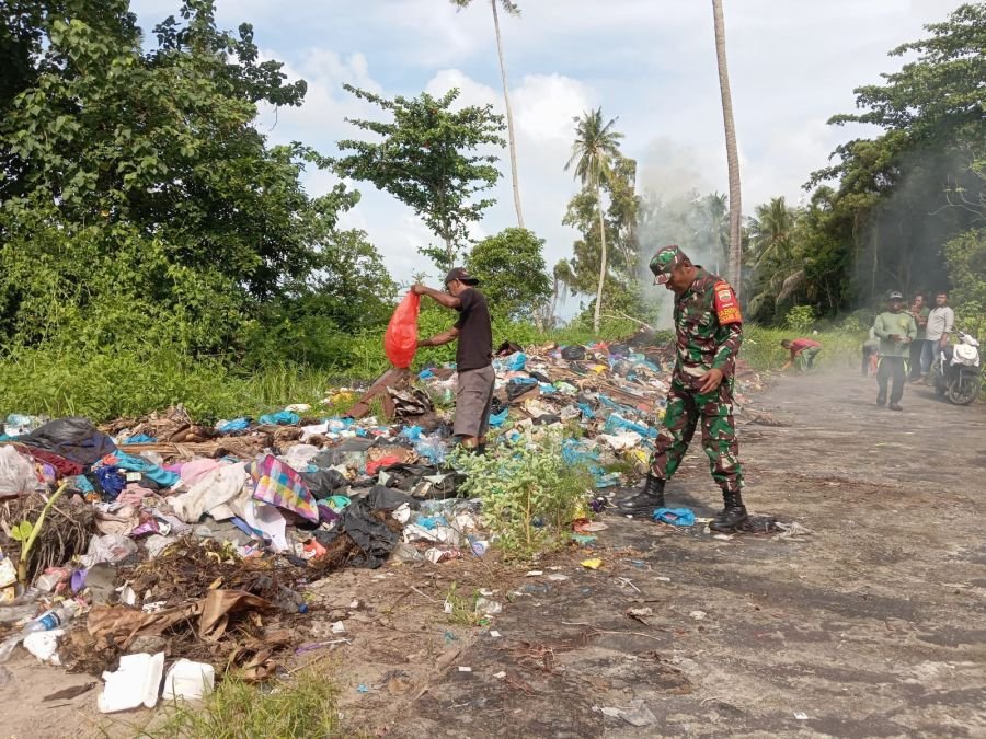 KEGIATAN GOTONG ROYONG PEMBERSIHAN SAMPAH DAN RUMPUT LIAR DI SEPANJANG JALAN DESA LABOH