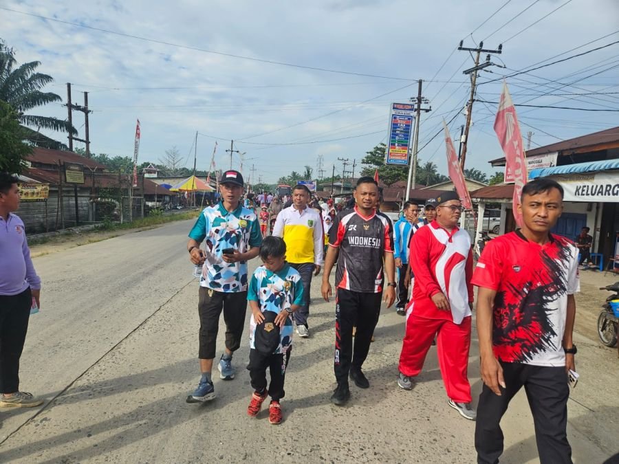 kegiatan Jalan Santai rangka memperingati HUT RI ke-81 tahun 2026 di Lapangan balai adat