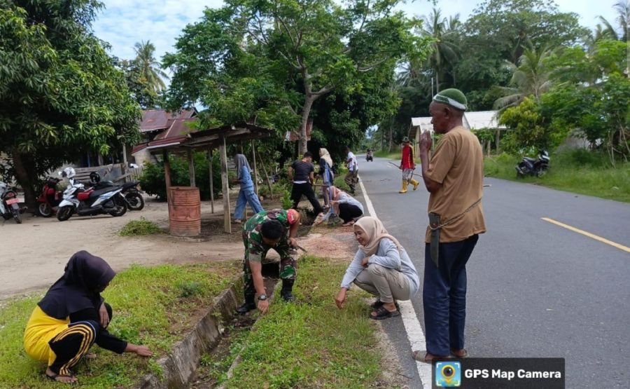 Kegiatan Karya Bakti Babinsa Koramil 04/Dabo. Bersama Warga Desa Sedamai Cegah Banjir