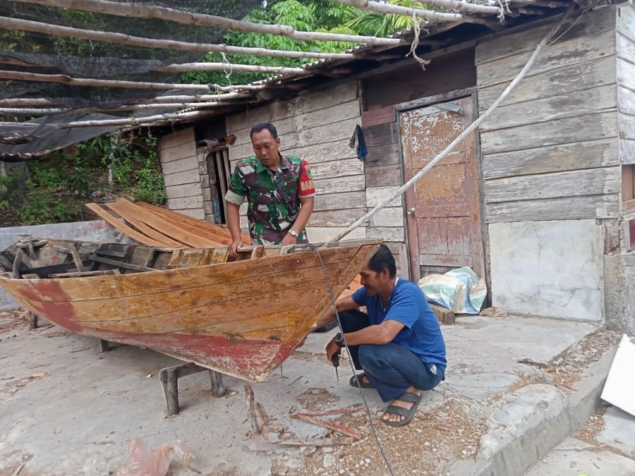 Babinsa Pulau Duyung Bantu Nelayan Perbaiki Pompong, Perkuat Kedekatan dengan Warga
