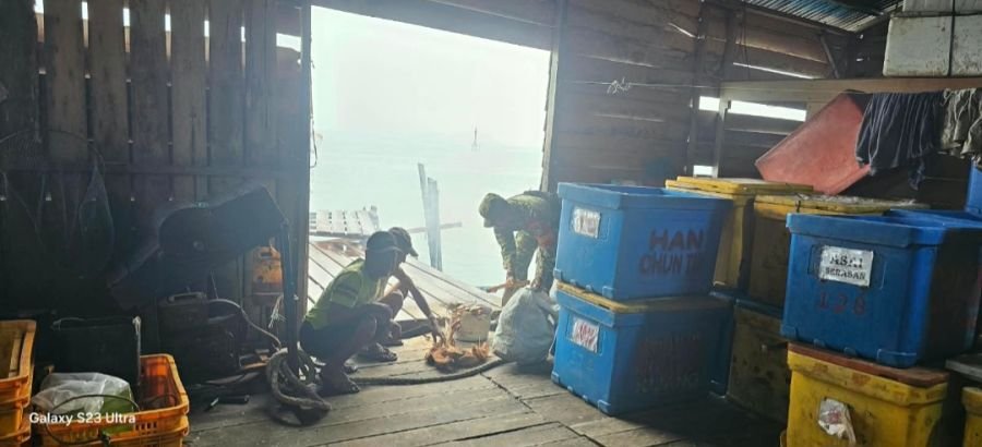 KEGIATAN KOMSOS BABINSA SERKA HENDRY PURWANTO BERSAMA PENGEPUL IKAN DI GUDANG ASAI DESA TANJUNG SETE