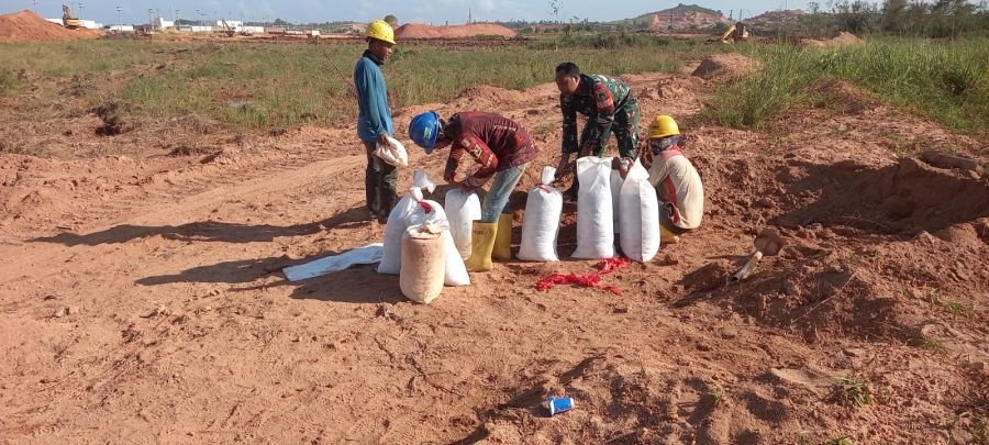 KEGIATAN KOMSOS SERTA BANTUAN TENAGA DALAM PENGAMBILAN BAHAN MATERIAL BANGUNAN BAGI WARGA