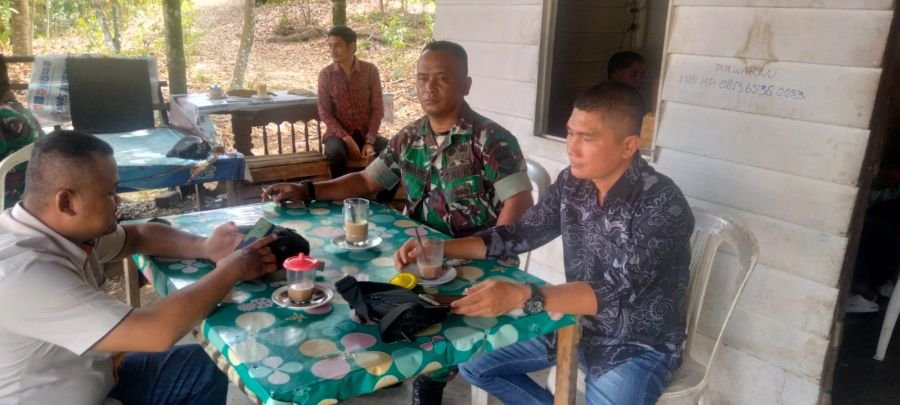 Kegiatan Komunikasi Sosial, Babinsa Koramil 12/XIII Koto Kampar Jalin Kedekatan Warga Desa Binaan