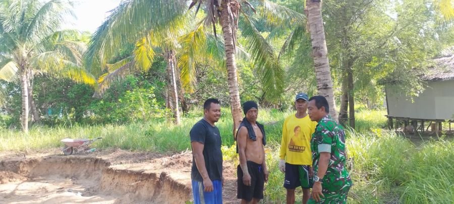 Babinsa Turun ke Kebun, Dengar Keluhan Petani Kelapa Lingga