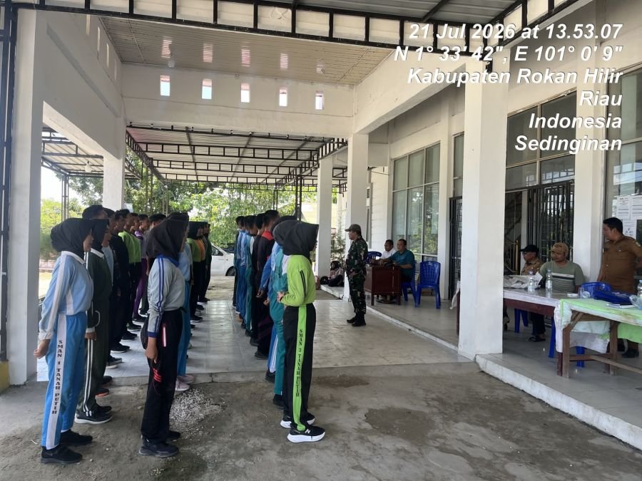 Kegiatan latihan anggota paskibraka di kantor camat tanah putih