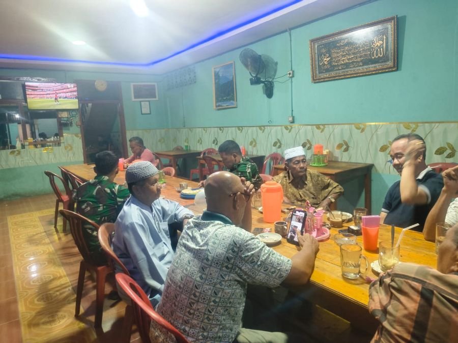 Kegiatan Nobar Piala Dunia 2026 Koramil 06 Cerenti berlangsung dalam keadaan aman di Kedai Abil