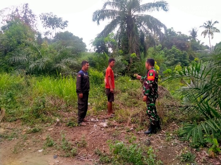 Patroli Karhutla Rohil Nihil Titik Api, Babinsa Edukasi Warga