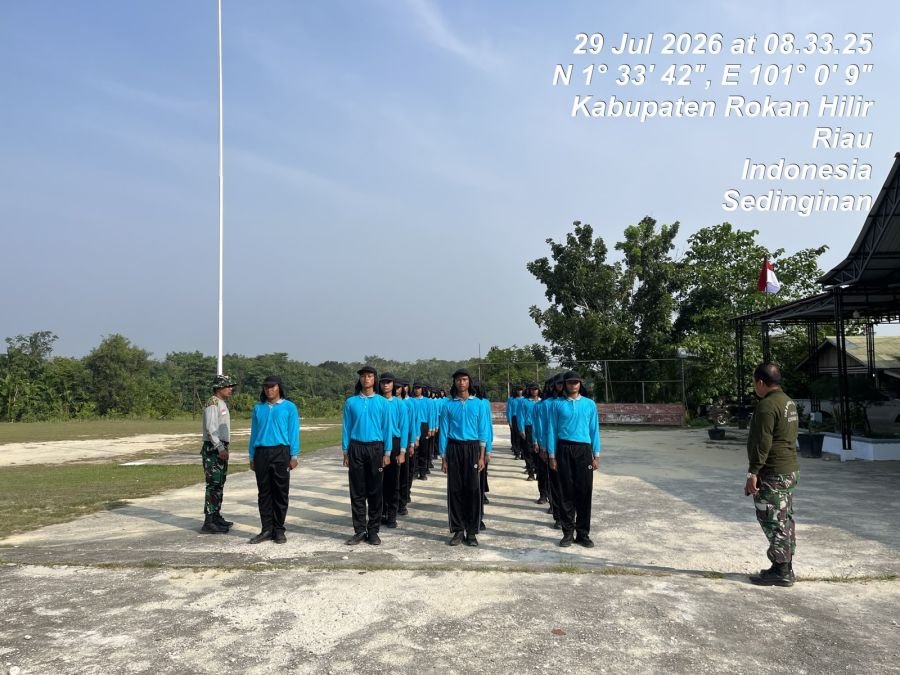Kegiatan pelatihan Pasukan Paskibra kecamatan Tanah Putih di halaman kantor camat tanah putih.