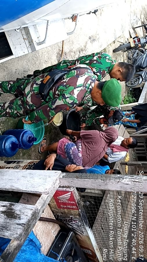 Kegiatan pembagian air bersih kepada masyarakat di Wilayah Koramil 0321-02/TP.