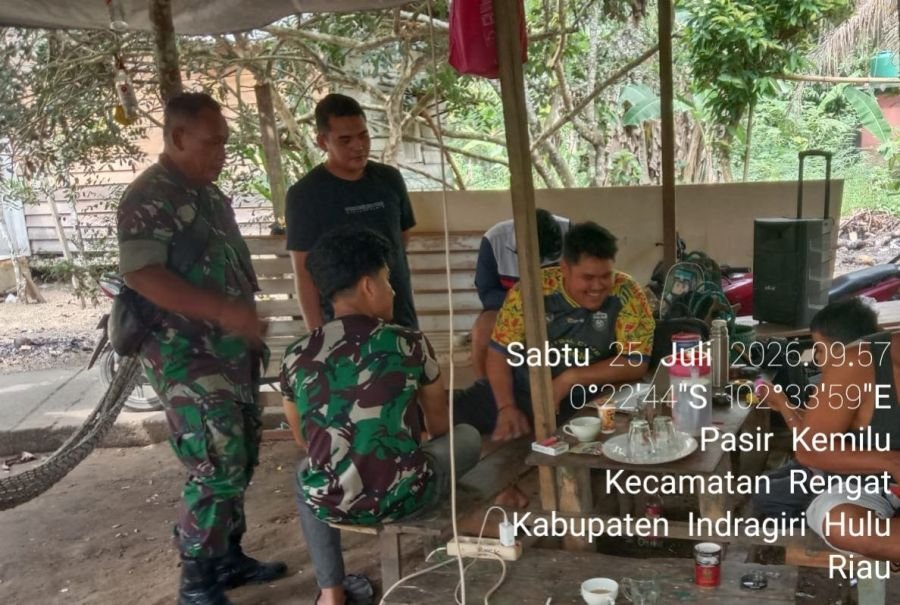Kegiatan Rutin Dengan Warga Babinsa Koramil 01/Rengat Pantau Wilayah Binaan