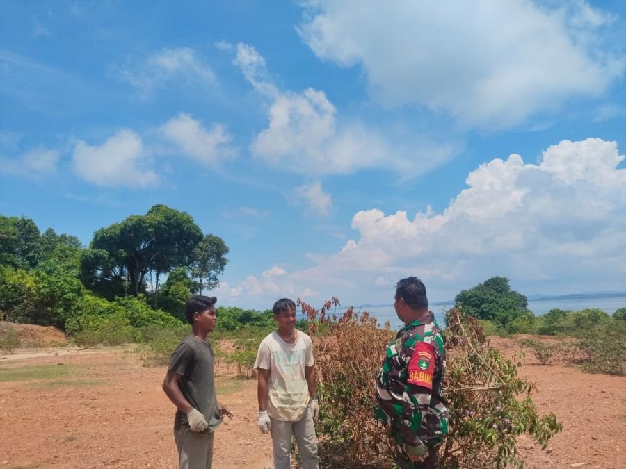 KEHADIRAN BABINSA DALAM SILATURAHMI BERSAMA TENAGA KERJA BANGUNAN KDMP DESA BENAN