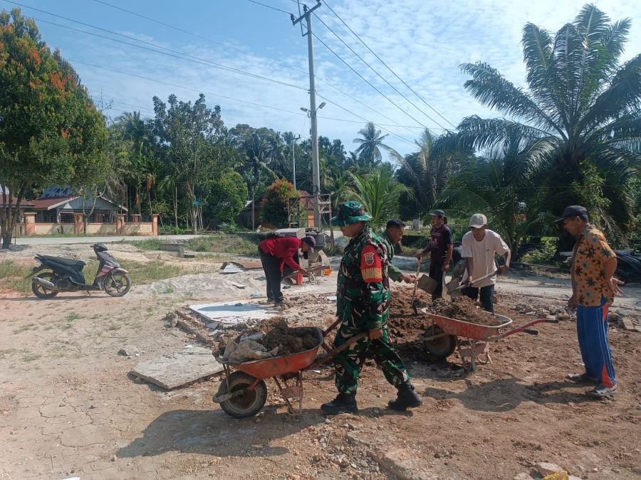 “Kehadiran Babinsa di Tengah Masyarakat Tingkatkan Semangat Gotong Royong