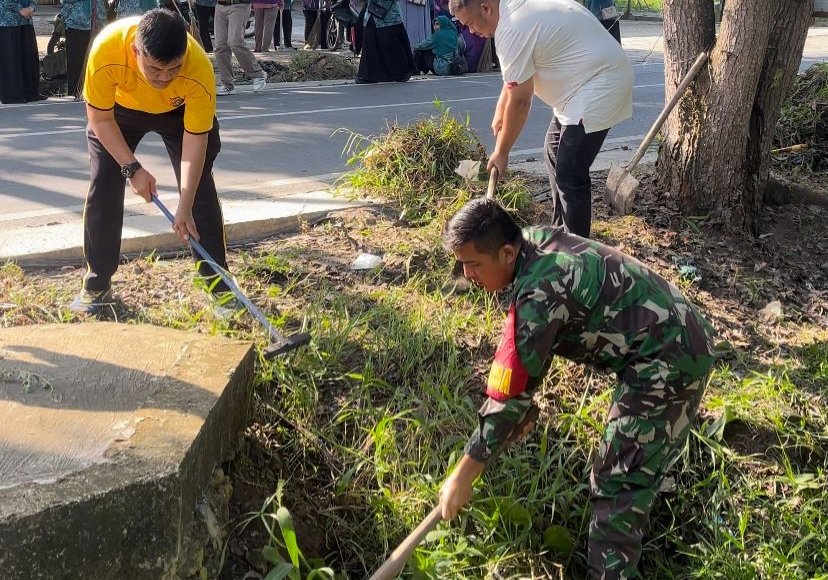 Kehadiran Babinsa Tingkatkan Semangat Kebersamaan Warga dalam Goro Lingkungan