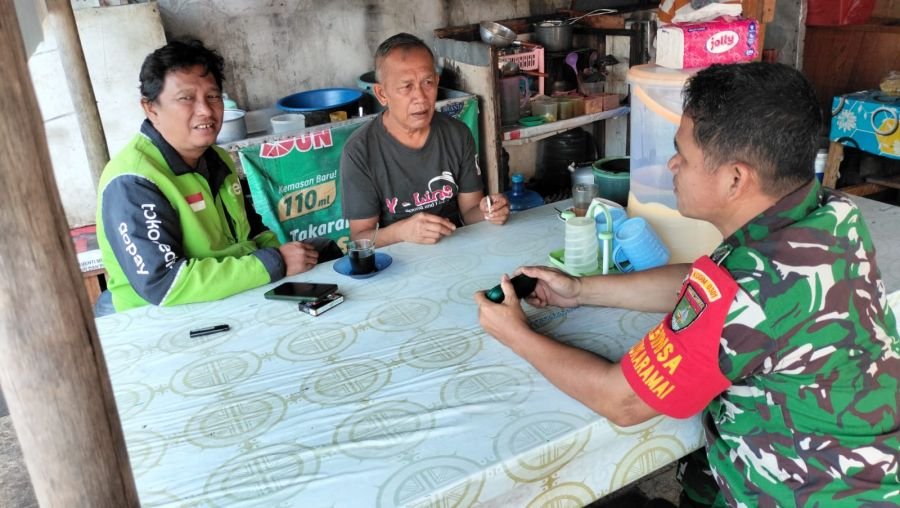 Kehangatan Komsos Babinsa dan Driver Gojek, Wujudkan Wilayah yang Aman dan Kondusif