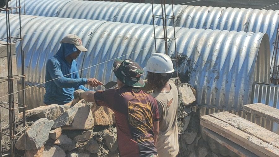 Kejar progres Pengecoran Dinding Penahan Armco Sungai Mentrus  Kec.Toapaya