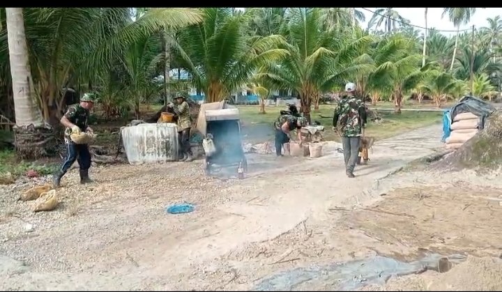 KEJAR TARGET, BABINSA KORAMIL 02/TEBING TINGGI BERSAMA WARGA KEBUT PENGECORAN OPRIT JEMBATAN