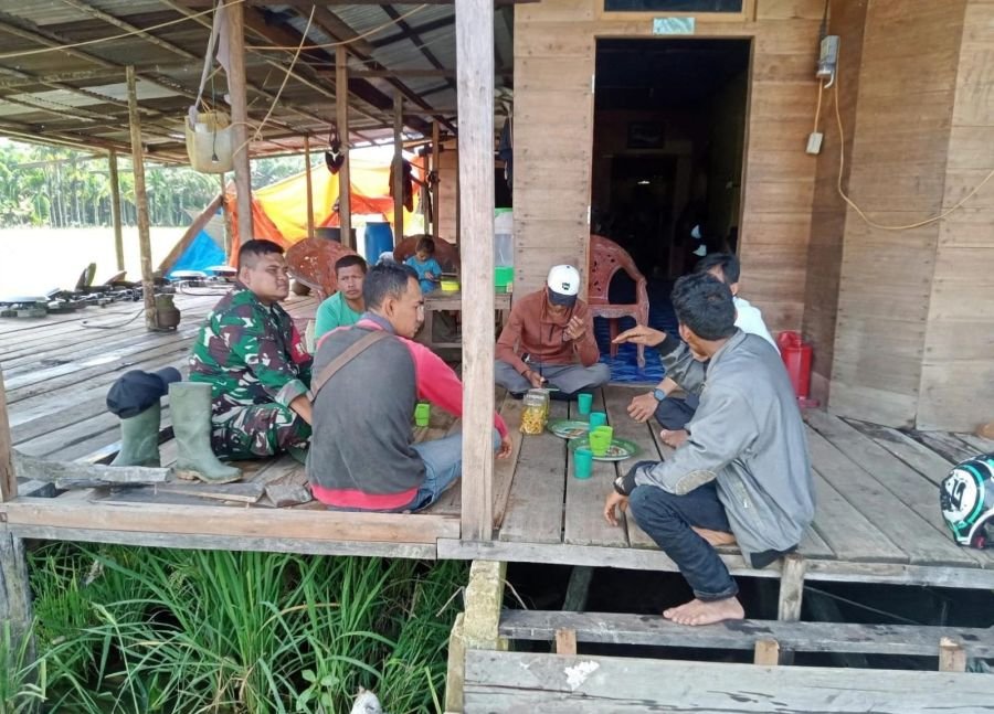Kekompakan Jadi Kunci, Babinsa Koramil 09/Kemuning Perkuat Komsos dan Pantau SDM di Desa Sencalang